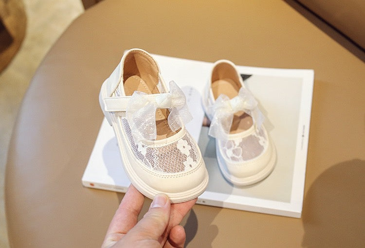 WHITE LACE SHOES