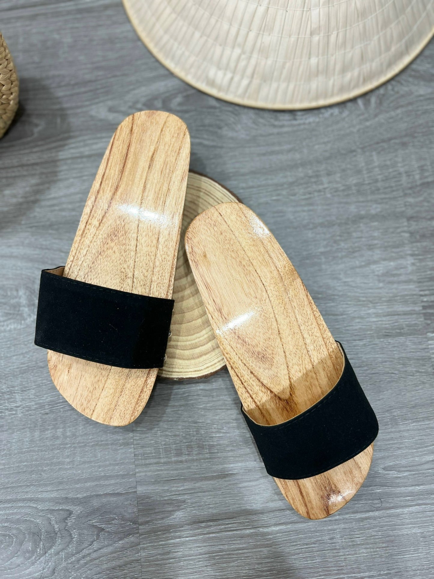 Guốc gỗ người lớn - Quai đen đế bằng