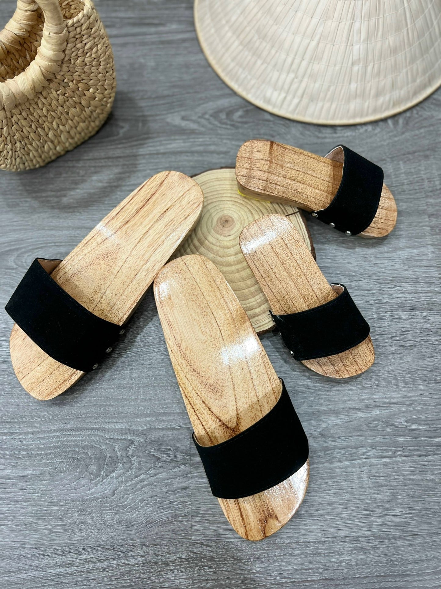 Guốc gỗ người lớn - Quai đen đế bằng
