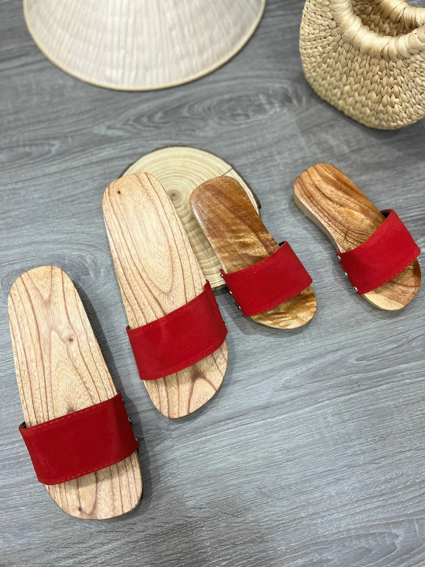 Guốc Gỗ Quai Đỏ Cho Bé