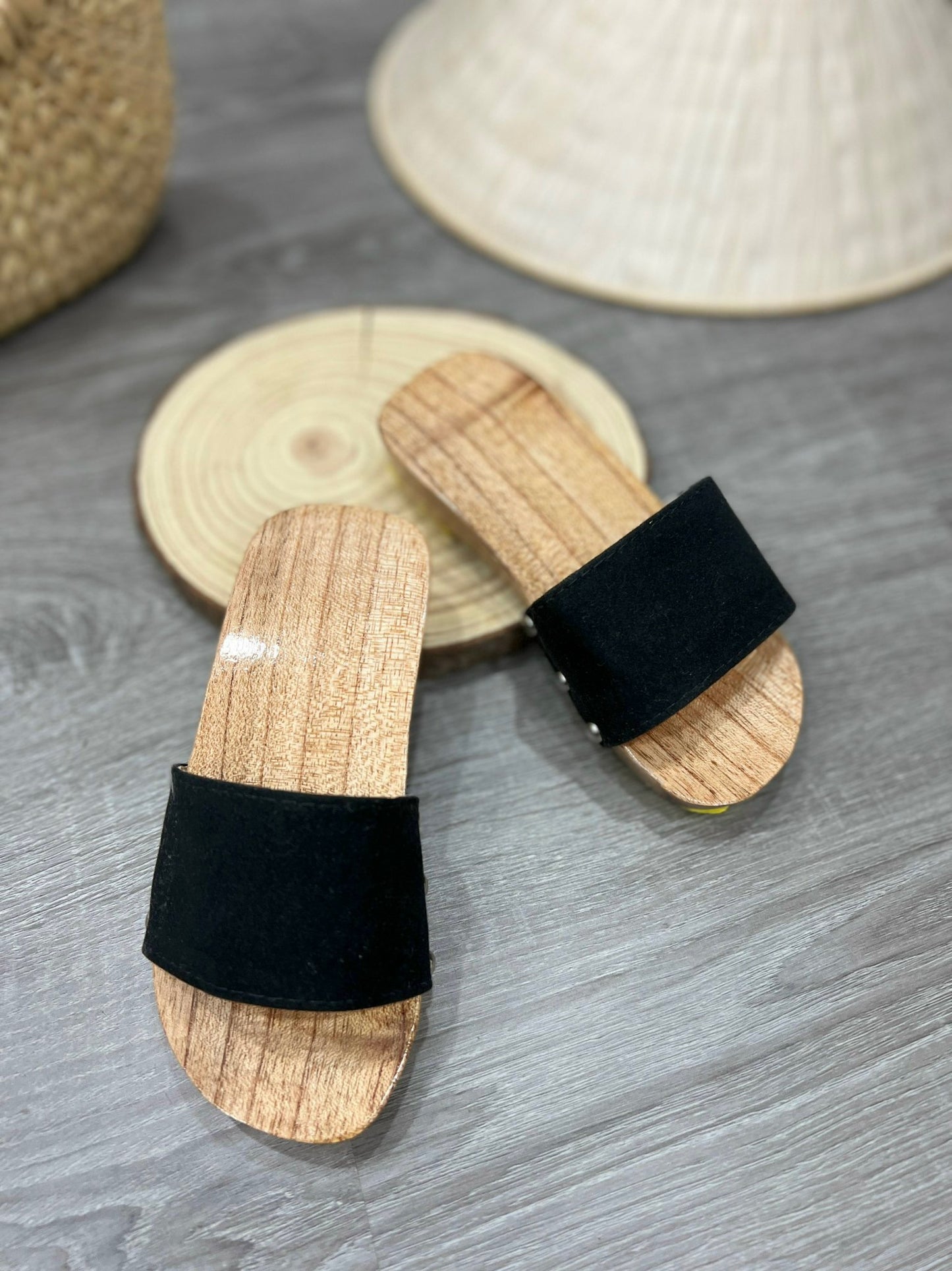 Guốc Gỗ Quai Đen Cho Bé