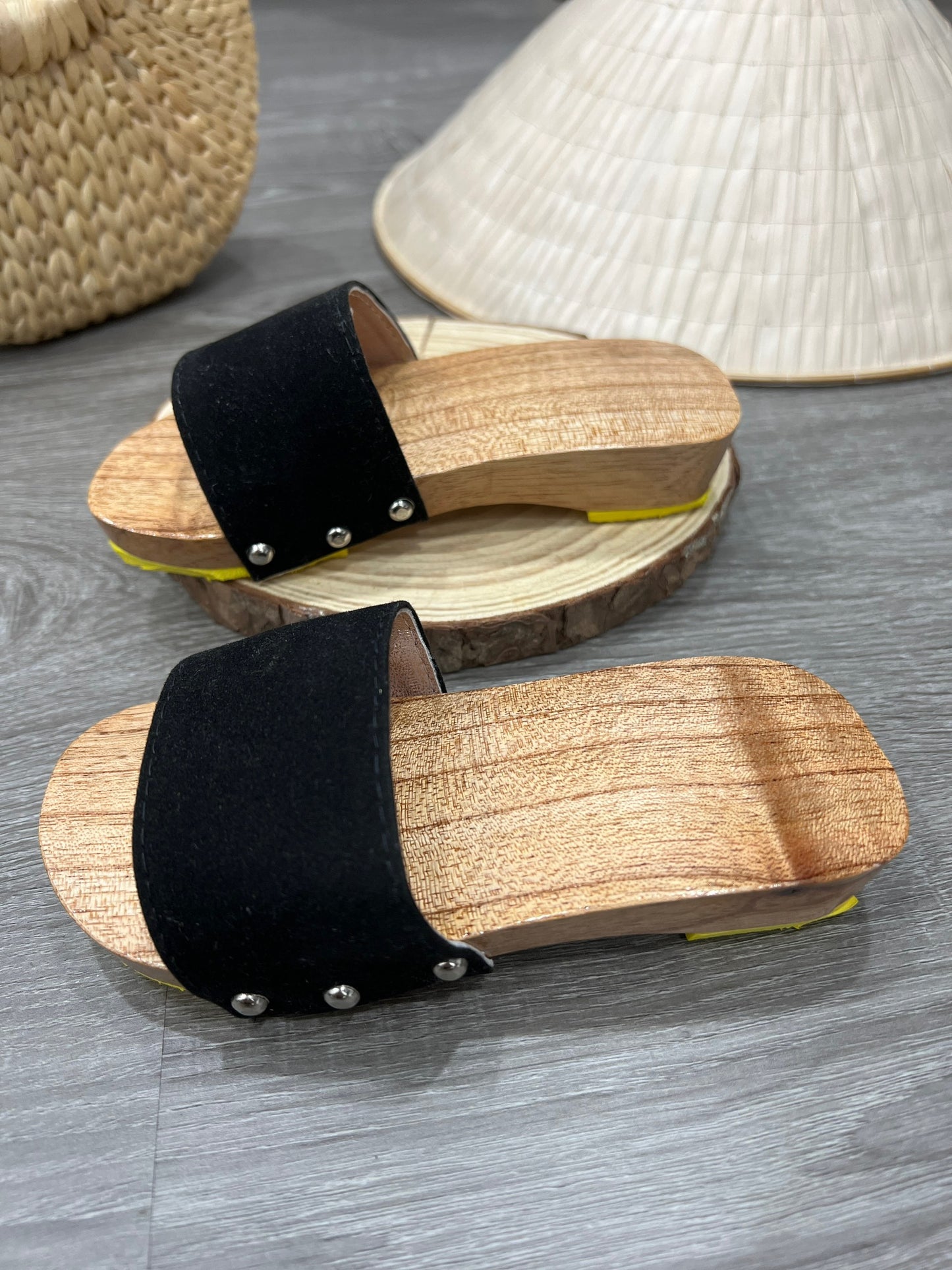 Guốc Gỗ Quai Đen Cho Bé
