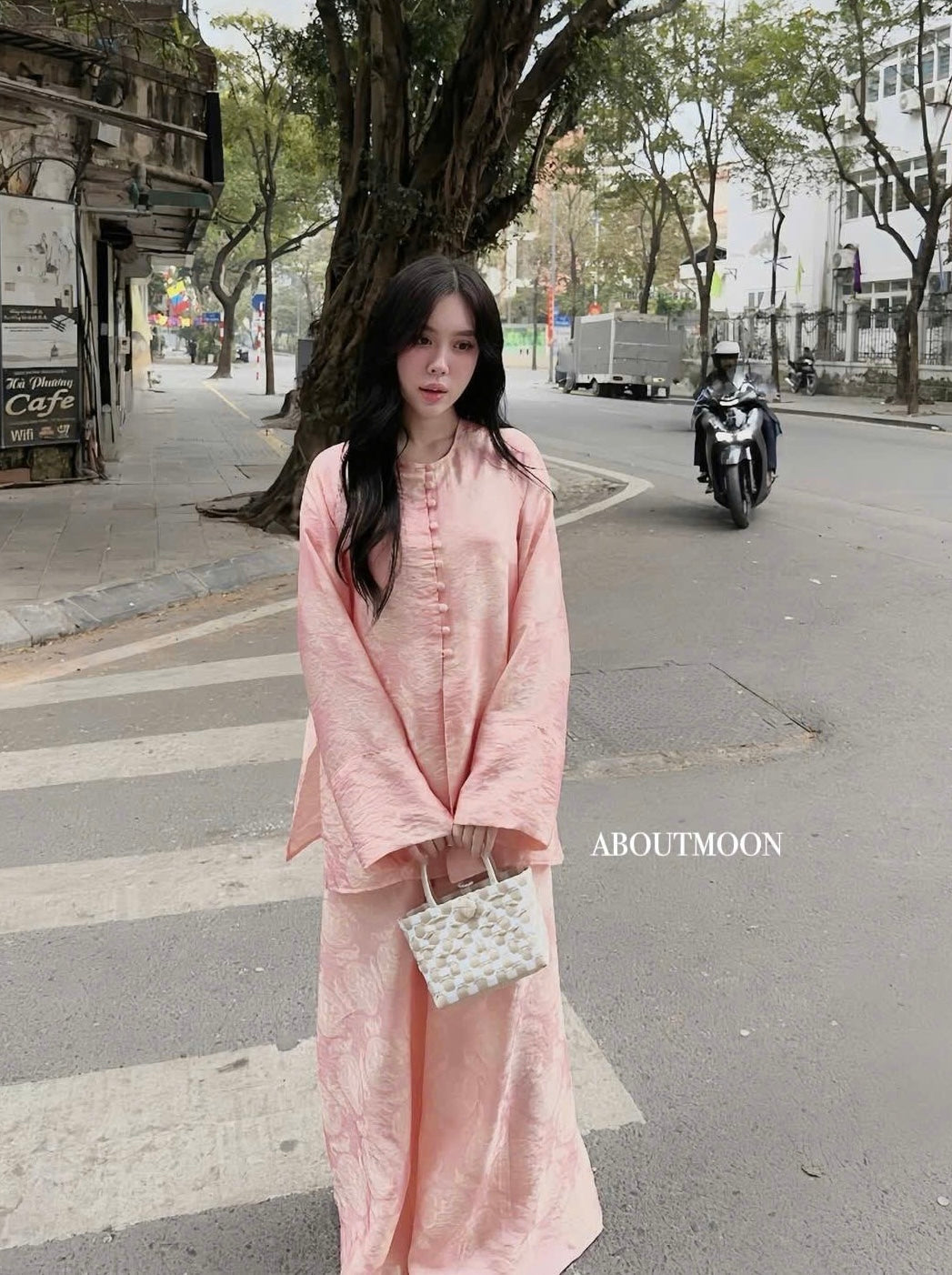 Vietnamese Silk Áo Bà Ba Set | Two-Piece Tunic & Trousers | Áo Bà Ba Tơ Tằm Ánh Kim by About Moon